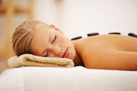 Frau entspannt während einer Hotstone Massage