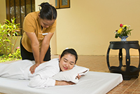 Frau erhält eine klassische Thai Massage